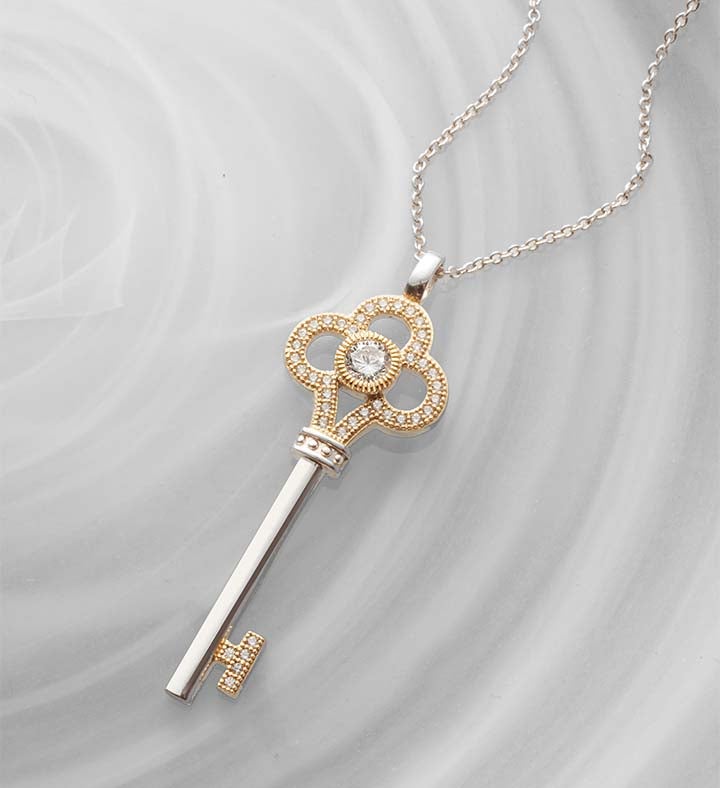 Crislu Key Pendant with Jewelry Box